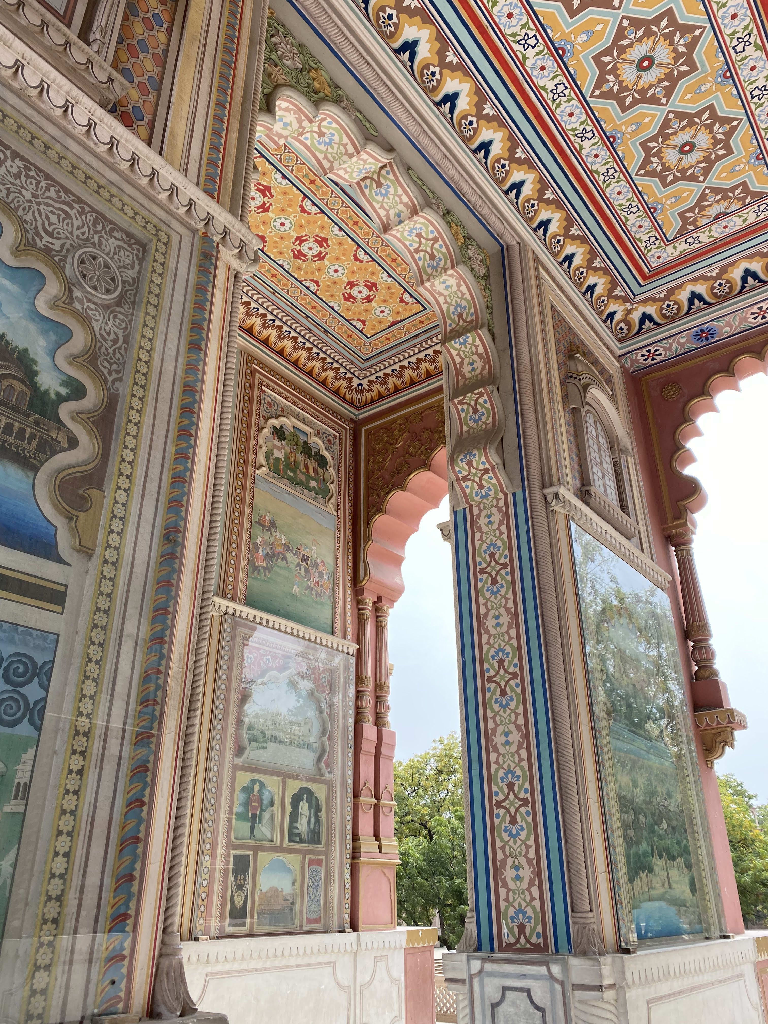 intérieur colorée de patrika gate, jaipur, inde