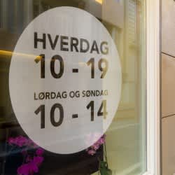 Rund åbningstids sticker Rund åbningstids sticker