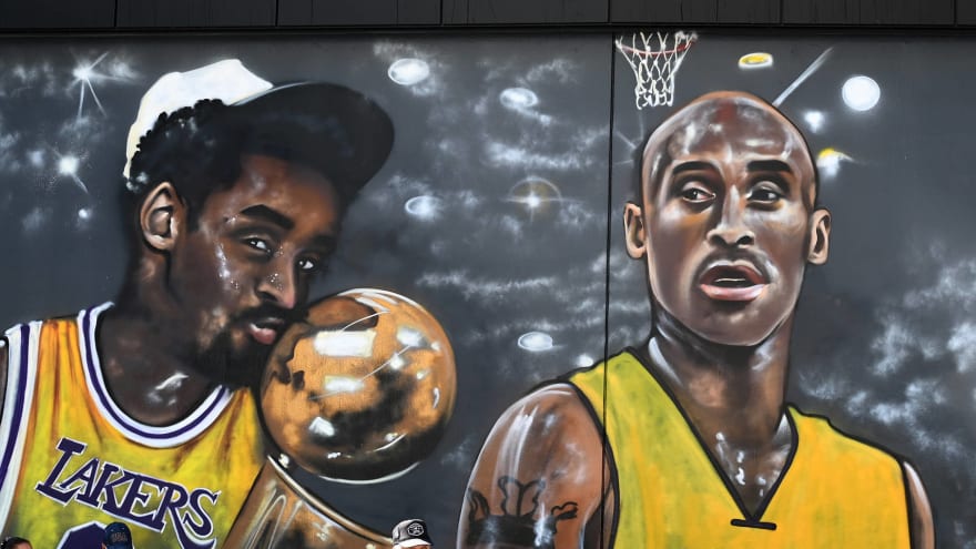 Lakers 2000 Title Ring Given To Kobe Bryant S Dad Expected To Sell For 250k At Auction Yardbarker
