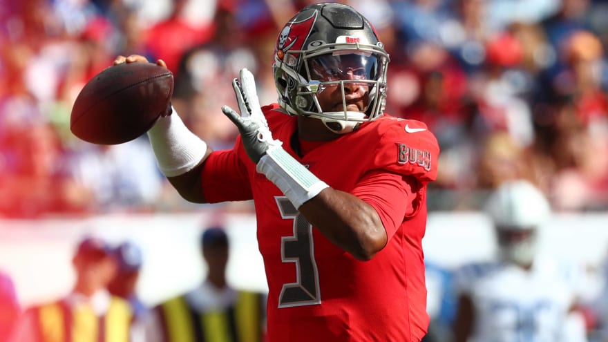 Jameis Winston Struggling To Grip Football With Hand Injury