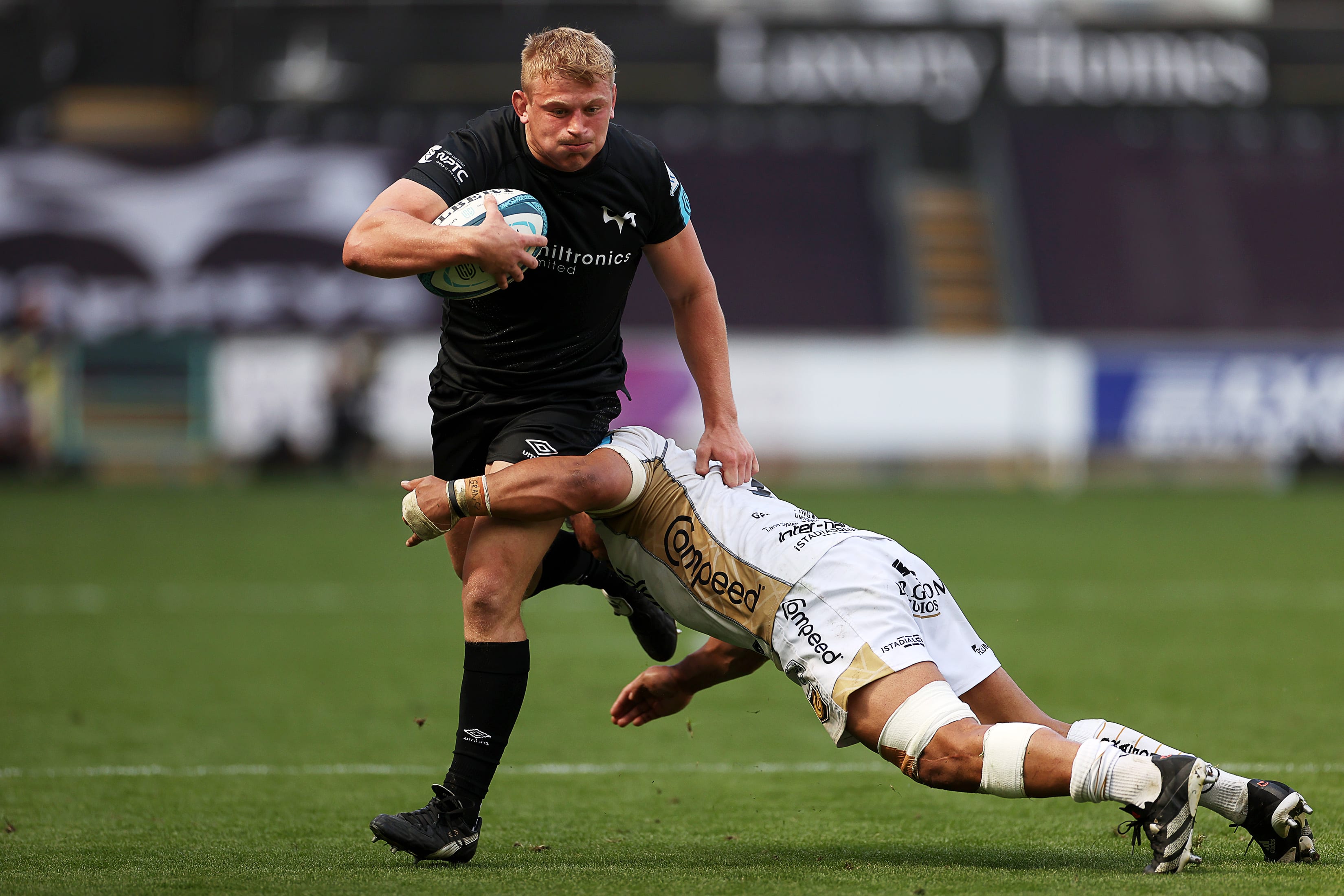 Ospreys player shrugs off a tackle