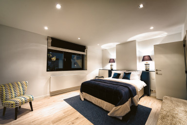 Bedroom with Queen Sized Bed / Flatscreen TV