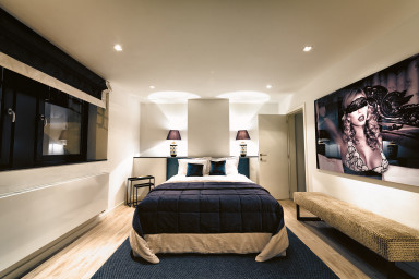 Bedroom with Queen Sized Bed / Flatscreen TV