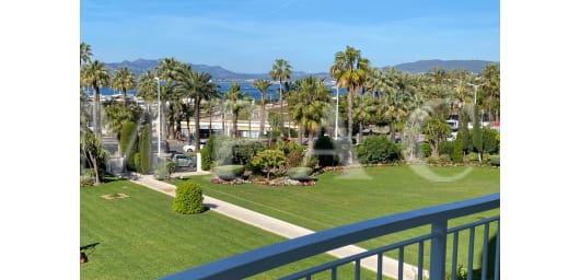REF 843 - Cannes, Croisette, face au Port Canto.