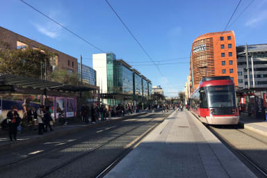 quartier , rue de la villette avec les trams