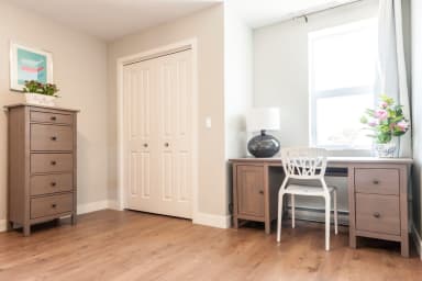 Bedroom 4 : desk area.