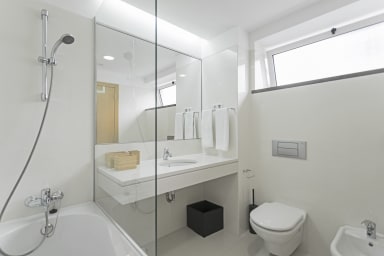Bathroom with wc and bathtub