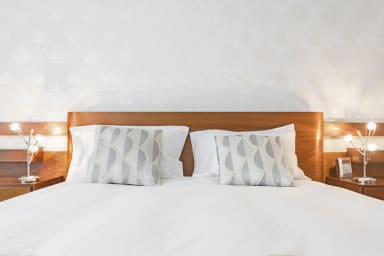 Chambre à coucher avec un lit king size