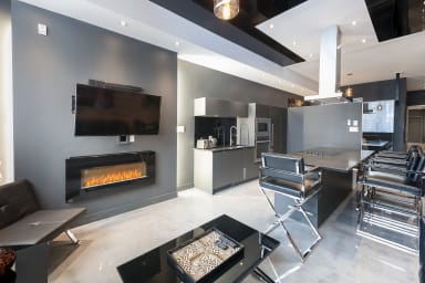 Fireplace, smart TV with cable - open concept kitchen