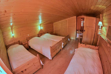 Bedroom 4 with 4 single bed