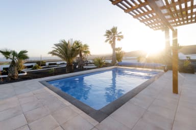 Einzigartige moderne Villa mit fantastischem Meerblick mit Pool