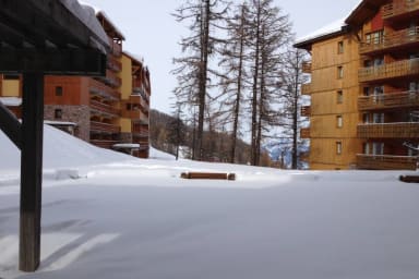 Vue du balcon sur l'arrière de la résidence.