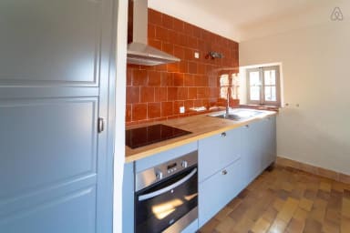 Cuisine équipée avec plaques électriques 