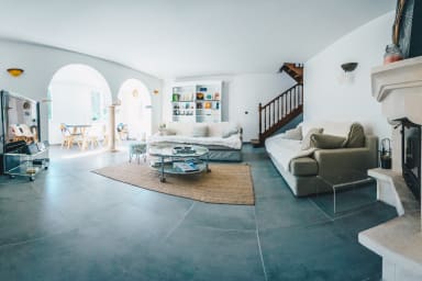 Salon avec télévision