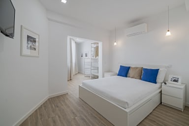 Schlafzimmer mit einem Doppelbett