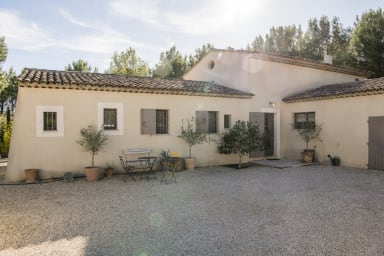 Air conciergerie/Bastide Blanche Parking and north façade