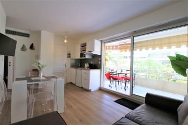 Fully renovated & equipped apartment with large terrace / lounge area 