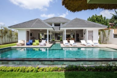 Villa Mata Hari | Luxury 5 bedroom private villa next to beach in Canggu