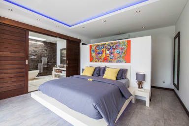 King size bed of the bedroom 1, with the view on the private en-suite in the...