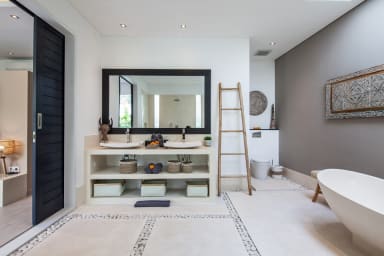 Villa Hugo | 4 bedroom luxury villa walk distance to beach Berawa Canggu