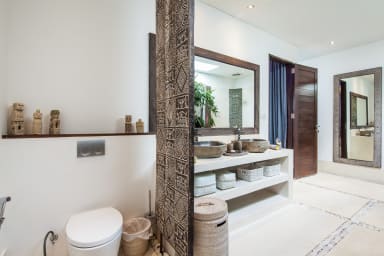 the private en-suite bathroom of bedroom 4