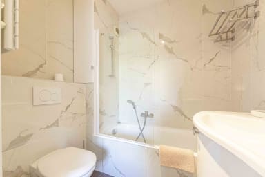 Private bathroom of the second bedroom