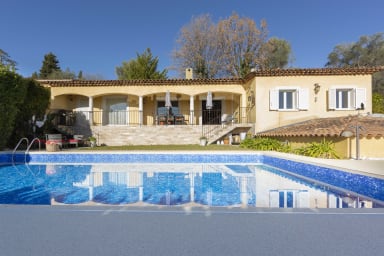  Family house with swimming pool, parking space and pétanque court!