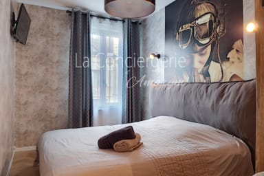 chambre joliment décorée
