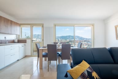 3-Br. apartment near downtown Cannes. Sea view, parking.