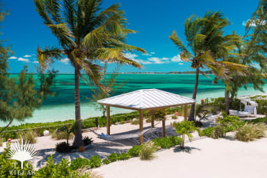 Reef Pearl's private beachfront deck with ample seating.