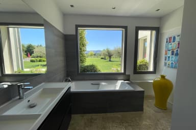salle de bain chambre jaune rez de chaussée