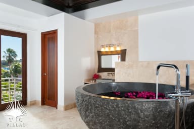 Tub in Sea Edge's master bedroom with views of the Turtle Cove Marina.