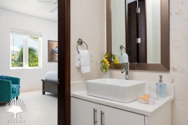 Jack & Jill bathroom in Sandpiper's beach-level master suite.