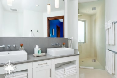 Suite #2 en-suite bathroom.