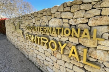 Le Golf International de Pont-Royal est à 15 min de la location.