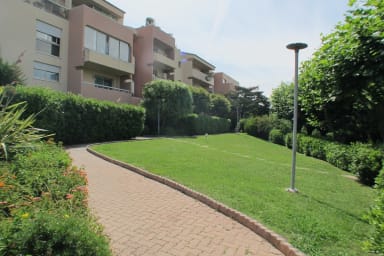 Allée conduisant à l'immeuble.