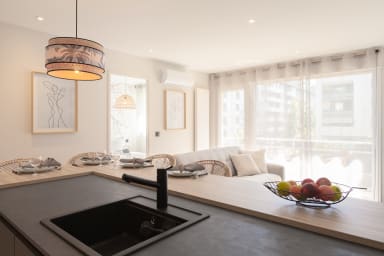 Vue du séjour depuis la cuisine