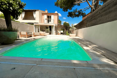 Maison de vacances entièrement rénovée avec  jardin et sa piscine. 