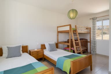 Schlafzimmer mit zwei Einzelbetten und einem Etagenbett