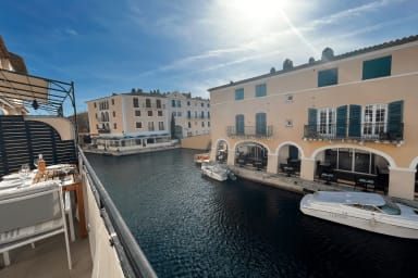 Large renovated apartment in the heart of Port Grimaud 1, close to the beac