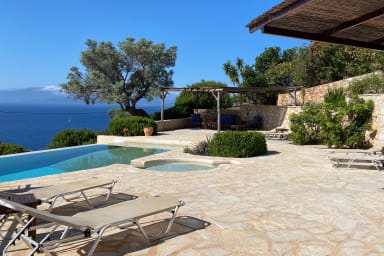 grande terrasse autour de la piscine