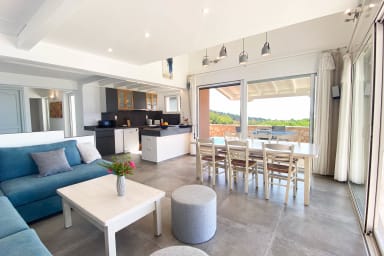 bel espace ouvert cuisine, salon et séjour sur grande terrasse et piscine