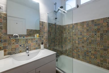 Bathroom 2 in guest annex with bath/ shower, toilet and sink