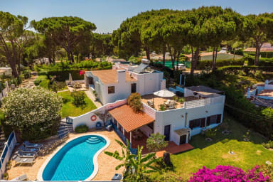 Villa Jardim dos Pinheiros within the greenery of the Quinta da Balaia resort.