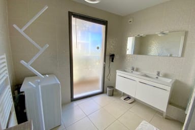 Salle de bain avec lave linge, double vasque