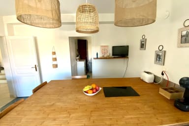 Cuisine avec porte fenetre donnant sur le jardin cote piscine et bbq