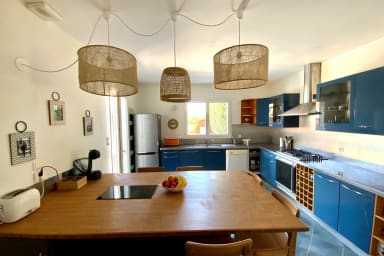 Cuisine avec porte fenetre donnant sur le jardin cote piscine et bbq