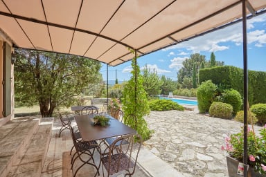 Intérieur harmonieux et jardin arboré splendide maison à louer en Provence
