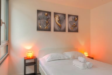 La chambre avec son lit double