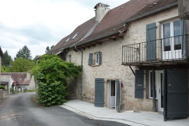 Maison de village à 100m de la Dordogne.